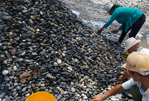 天然鹅卵石滤料厂.jpg 天然鹅卵石滤料厂.jpg